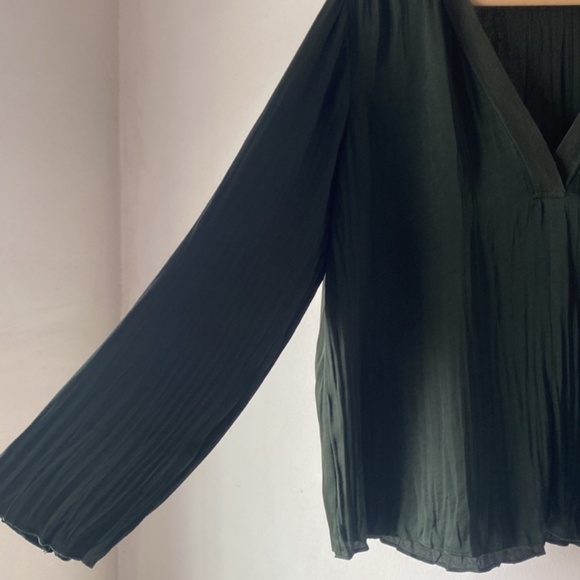 Vince S Crushed Pleat V-Neck Top. - Picture 9 of 13